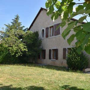 SPACIEUSE MAISON COMPRENANT 2 APPARTEMENTS, LIEU IDYLIQUE A PROXIMITE  DE GENEVE