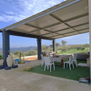 VILLA NEUVE AVEC VUE PANORAMIQUE SUR LES COLLINES ET LES PLANTATIONS D'OLIVIERS
